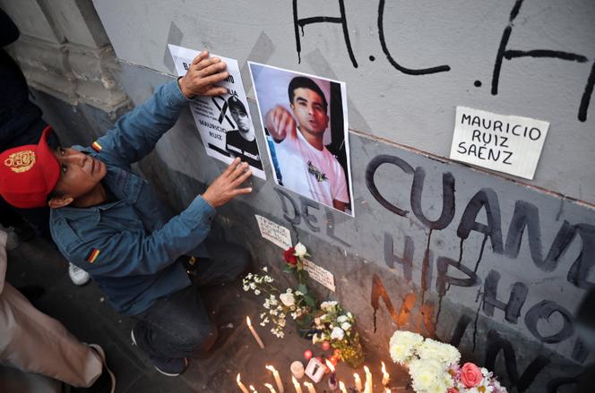 Une photo de Mauricio Ruiz, un homme de 32 ans tué lors d’une manifestation, est posée sur un mur lors d’une veillée organisée en sa mémoire, à Lima, le 16 octobre 2025