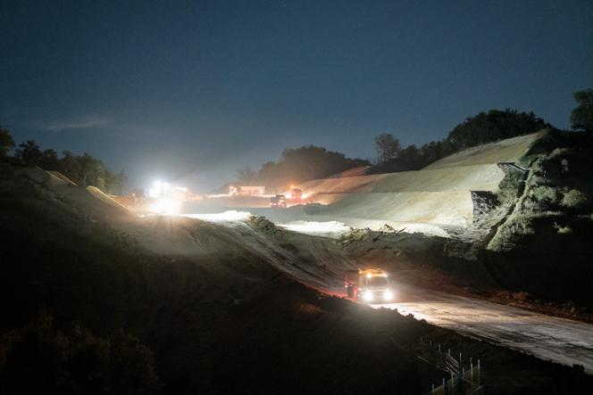 Le chantier de construction de l’autoroute A69, mené de nuit par Atosca à Cuq-Toulza (Tarn), le 7 octobre 2025.
