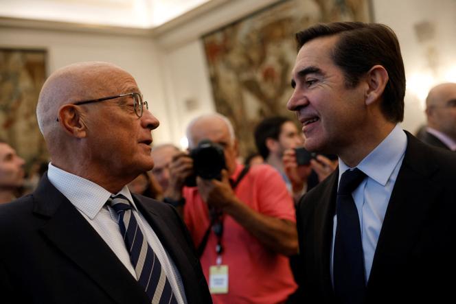 Le président de la banque Sabadell, Josep Oliu (à gauche), et le président de BBVA, Carlos Torres Vila, au siège de la Banque d’Espagne, à Madrid, le 24 septembre 2024.