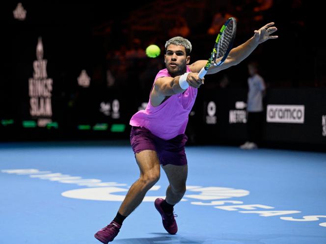Le joueur de tennis espagnol Carlos Alcaraz, lors d’un match d’exhibition à Riyad (Arabie saoudite), le 26 octobre 2025.