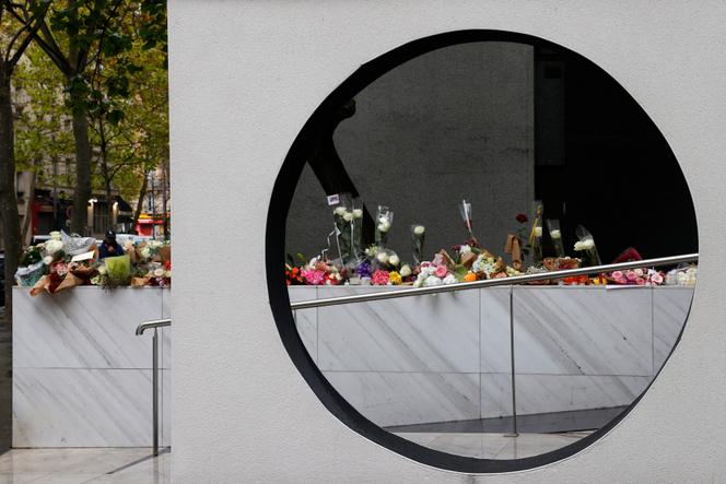 Le 17 octobre 2022, à Paris, des bouquets de fleurs sont placés devant l’immeuble où la jeune Lola a été tuée le 14 octobre 2020 et dans lequel elle habitait.