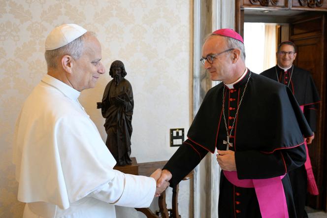 Le pape Léon XIV et l’archevêque Thibault Verny,  président de la commission pontificale pour la protection des mineurs, au Vatican, le 12 septembre 2025. 
