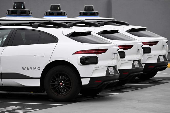  Des véhicules électriques autonomes Waymo, à une station de recharge EVgo, à Los Angeles, en mai 2024.