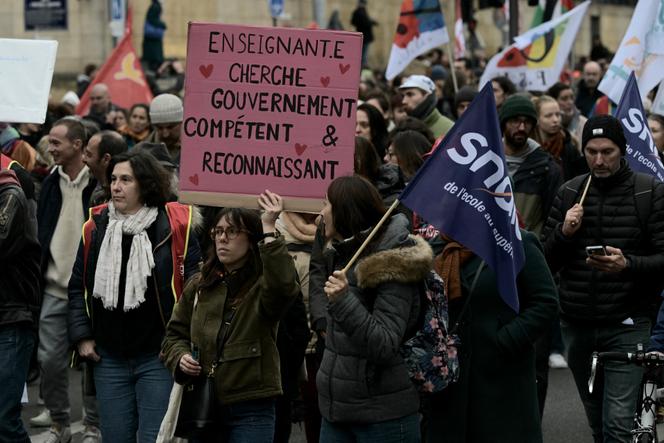 Un cortège enseignant lors d’une manifestation pour la défense du service public, à Bordeaux, le 5 décembre 2024.