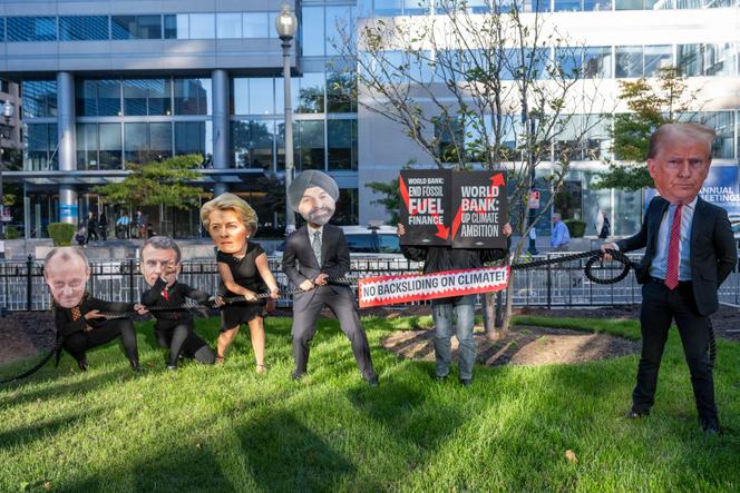 Des militants pour le climat lors d’une action appelant les dirigeants du monde à tenir tête à Donald Trump dans la lutte contre le réchauffement, devant la Banque mondiale, à Washington, le 16 octobre.
