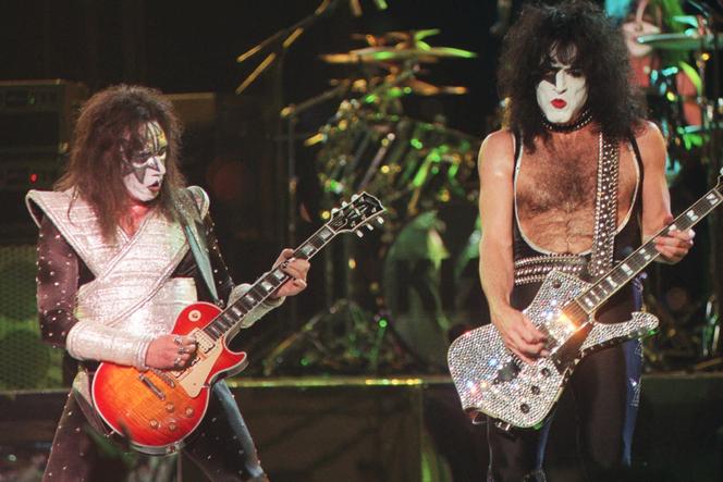 Ace Frehley (à gauche) sur scène aux côtés de l’autre guitariste du groupe Kiss, Paul Stanley, lors de la cérémonie des MTV Video Music Awards, à New York, le 4 septembre 1996.