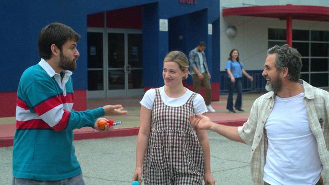 Cooper Raiff (Hal), Lili Reinhart (Harper) et Mark Ruffalo (Dad) dans la minisérie « Hal & Harper », créée et réalisée par Cooper Raiff.