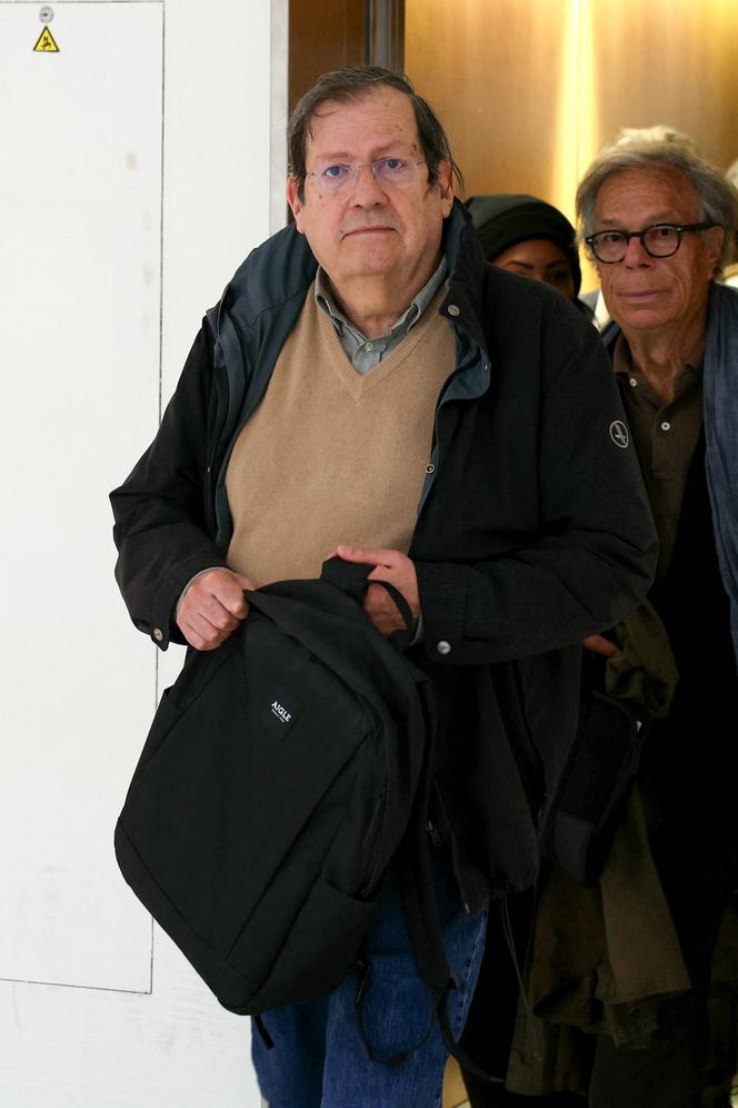 Deux anciens dirigeants du « Canard Enchaîné », Nicolas Brimo (à gauche), et Michel Gaillard (à droite), au tribunal judiciaire de Paris, le 8 octobre 2024.