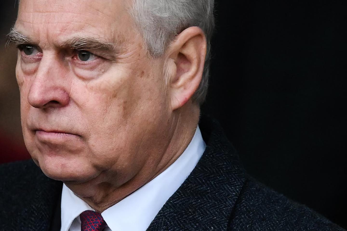 Le prince Andrew, empêtré dans des scandales comme l’affaire Epstein, renonce à son titre royal