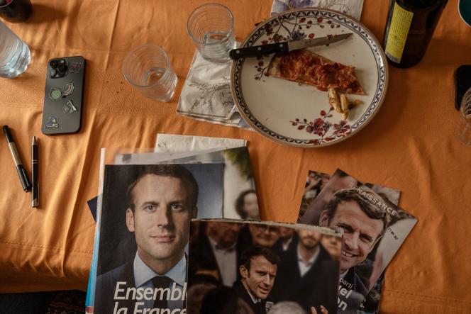 D'anciens documents de promotion En Marche et Renaissance, chez  Sawsen Clément Jebbari, à Château-Thierry (Aisne), le 16 octobre 2025. 