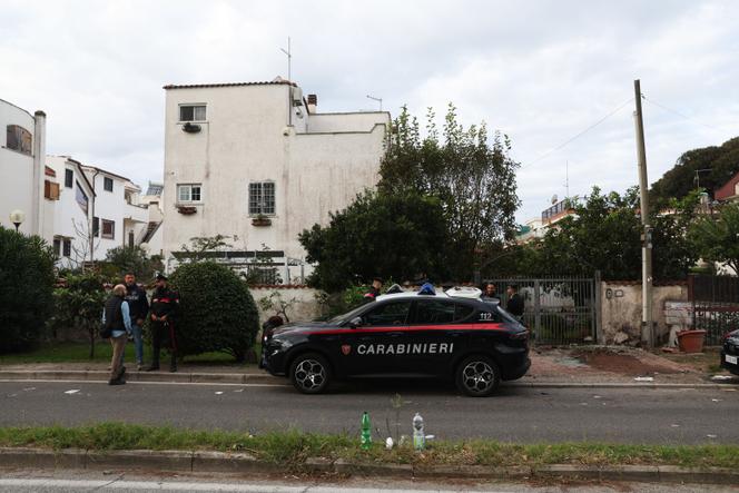 Des policiers devant la résidence du journaliste italien Sigfrido Ranucci, après l’attaque subie par son véhicule, à Pomezia, près de Rome, le 17 octobre 2025.