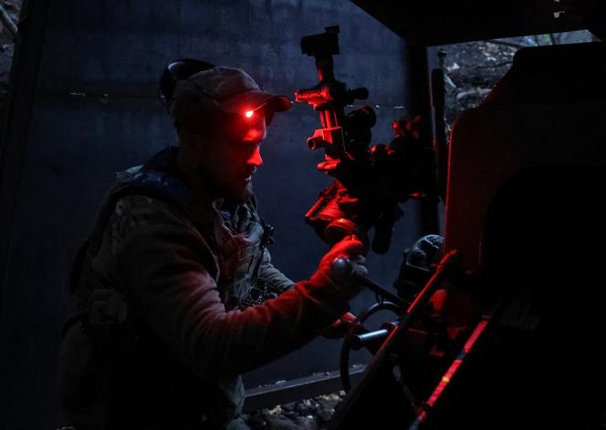 Un artilleur ukrainien se prépare à tirer d’un obusier en direction des troupes russes, sur une position, près de la ville de Koupiansk, dans la région de Kharkiv, le 17 octobre 2025.