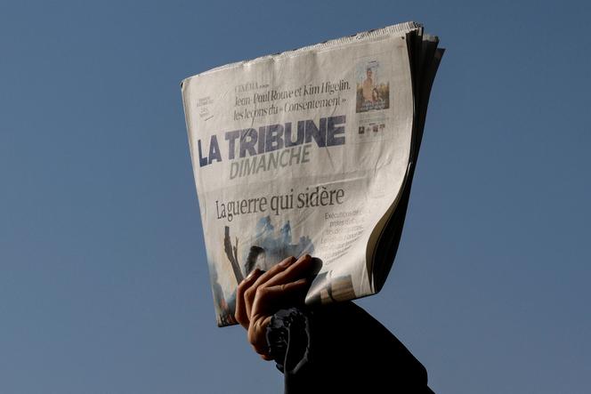 Dans la main d’un vendeur de journaux à la criée, place de la Bastille, à Paris, le 8&nbsp;octobre&nbsp;2023. 
