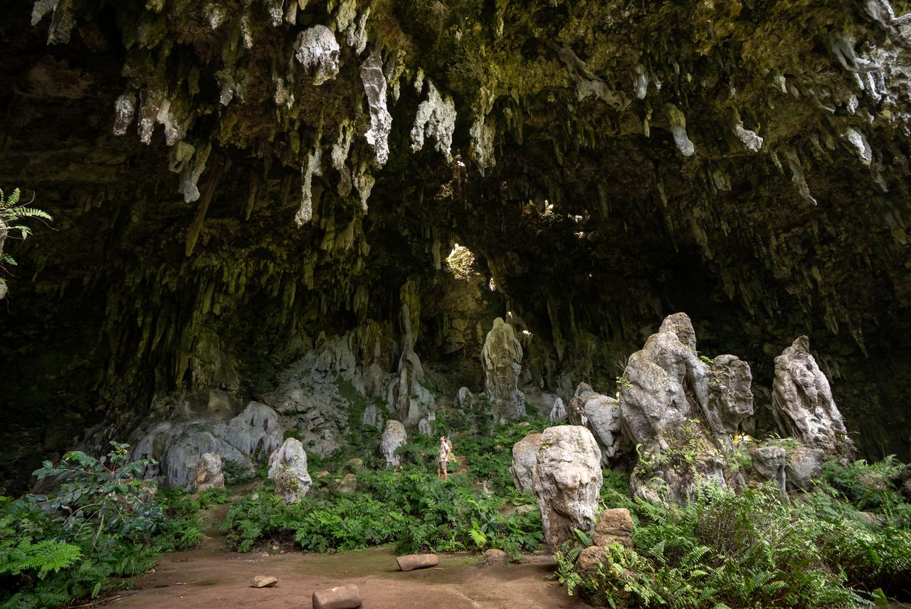 Dans le nord de l’île, la grotte Ana Ae’o, surnommée « grotte François-Mitterrand ». 