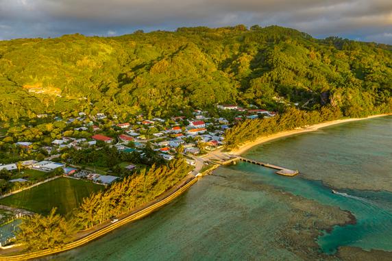 Sur la façade ouest, le village d’Avera s’étend au bord d’une large baie.