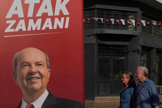 Une affiche électorale du leader et candidat chypriote turc Ersin Tatar avant les élections chypriotes turques dans la partie nord occupée par la Turquie de Nicosie, ville divisée de Chypre, vendredi 17 octobre 2025.