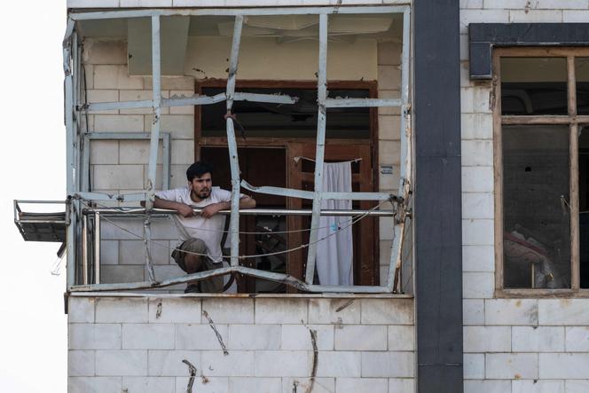 Un Afghan sur son balcon endommagé à Kaboul, le 16 octobre 2025.
