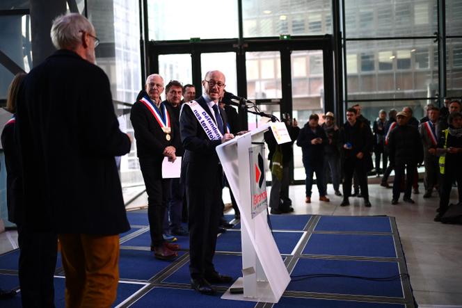 Le président du département de la Gironde, Jean-Luc Gleyze, lors d’un rassemblement contre le désengagement financier de l’Etat envers les collectivités locales, au conseil départemental de Bordeaux, le 2 décembre 2023.