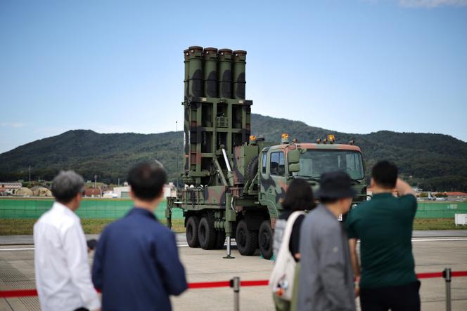 Des spectateurs admirent le missile Cheongung, lors du Salon international de l’aéronautique et de la défense de Séoul, à Seongnam, en Corée du Sud, le 17 octobre 2025.