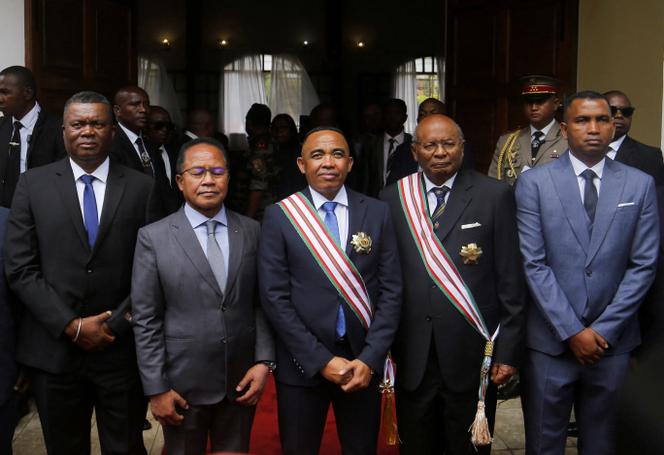 Le colonel Michaël Randrianirina (au centre) après son investiture à la présidence, à la Cour constitutionnelle à Antananarivo, Madagascar, le 17 octobre 2025.
