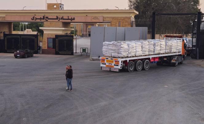Des camions transportant de l’aide humanitaire franchissent la frontière entre l’Egypte et la bande de Gaza à Rafah, côté égyptien, le 17 octobre 2025. 