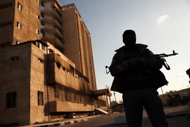 Un combattant du groupe islamiste syrien Hayat Tahrir Al-Cham, à Damas, en Syrie, le 13 décembre 2024.