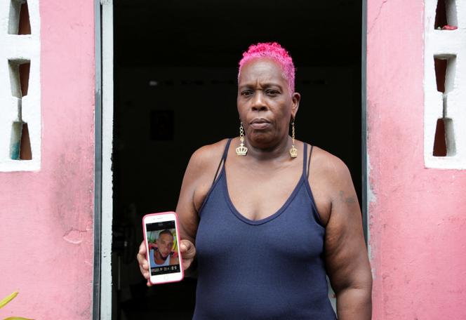 Lynette Burnley, qui pense que son neveu Chad Joseph a été tué lors d’une frappe militaire américaine contre un bateau dans les Caraïbes, montre une photo de Joseph, à Las Cuevas (Trinité-et-Tobago), le 16 octobre 2025.