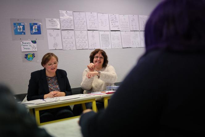Un cours de langue des signes française (LSF) dans un lycee privé de Valenciennes (Nord), le 6 octobre 2025.