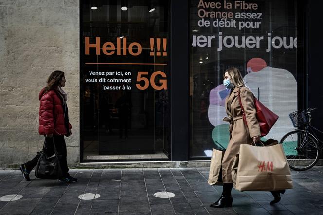 Devant une boutique d’Orange annonçant le service 5G sur sa vitrine, à Bordeaux, le 23 février 2021.