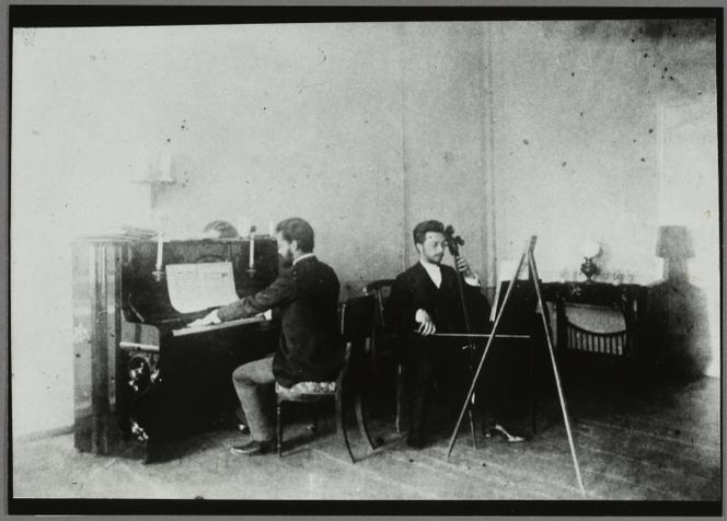 Vassily Kandinsky et un ami jouant du violoncelle et du piano (1886).