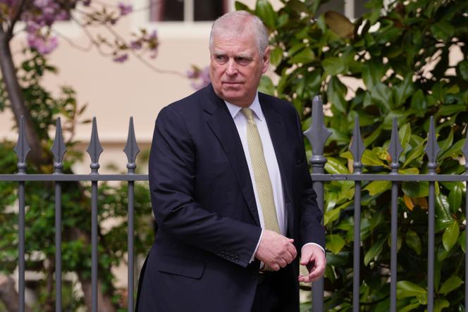 Le prince Andrew quitte la chapelle Saint-Georges du château de Windsor, le 20 avril 2025.