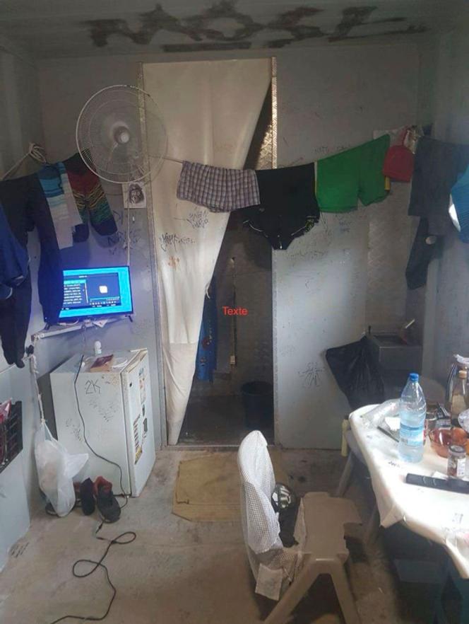 Dans une cellule de la prison de Nouméa. Toutes les photos ont été prises par des détenus, entre février et août 2025.