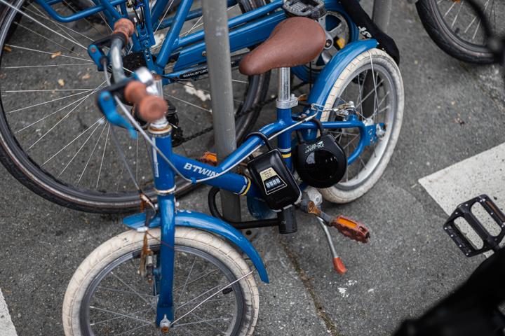 Des boîtes à clés attachées à un vélo d’enfant, dans le centre de La Rochelle, le 3 octobre 2025.