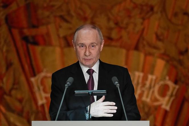 Vladimir Poutine prend la parole au théâtre Bolchoï lors de la célébration des 20&nbsp;ans de la télévision d’Etat russe, à Moscou, le 17&nbsp;octobre&nbsp;2025.