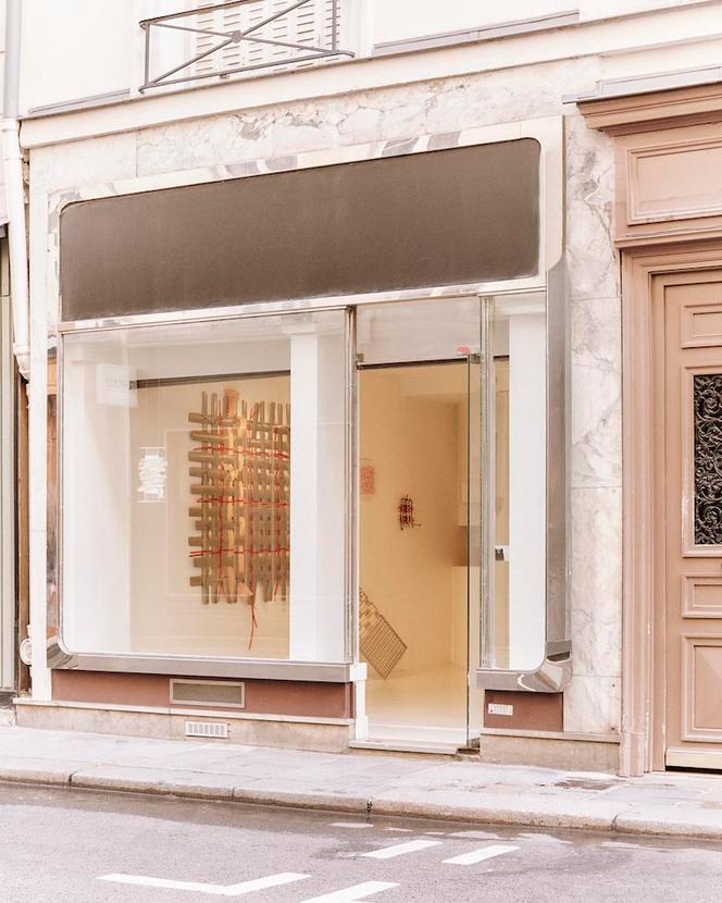 La galerie de l’exposition « One Thread At a Time », de Saskia De Brauw et Ira Bo, à Paris.