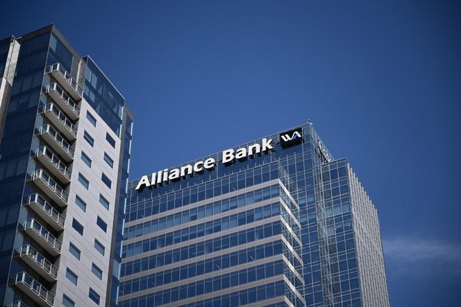 Devant le siège social de Western Alliance Bancorp dans le centre-ville de Phoenix, en Arizona, le 27 avril 2023.