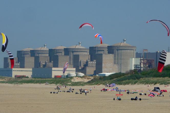 Centrale nucléaire de Gravelines (Nord) et de la plage de Petit-Fort-Philippe, le 28 mai 2012.