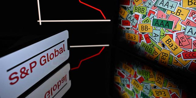 S&P cuts France credit rating from AA to A+