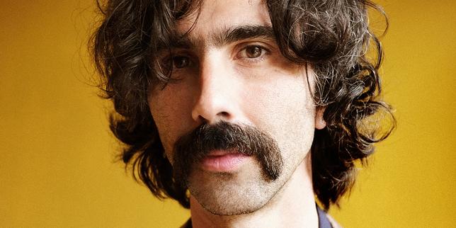 Le chanteur italien Andrea Laszlo De Simone, entre ombres et aura