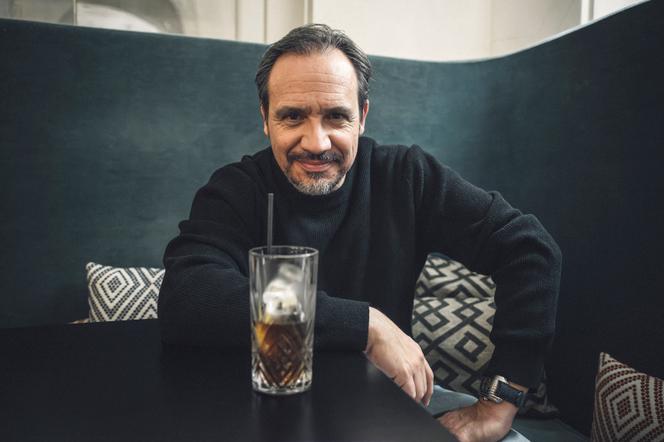 Alexandre Astier, dans le bar de l’hôtel Holiday Inn Paris - Gare de Lyon Bastille, à Paris, dans le 12ᵉ arrondissement, le 14 octobre 2025.