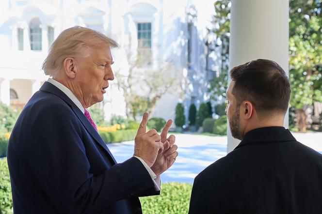 Donald Trump s’entretient avec le président ukrainien, Volodymyr Zelensky, à la Maison Blanche, à Washington, le 17 octobre 2025.