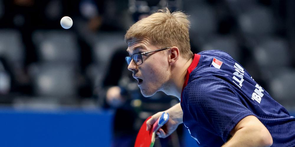 Alexis Lebrun lors du match des quarts de finale du Championnat d'Europe par équipes de tennis de table entre la France et la Belgique à Zadar, en Croatie, le 17 octobre 2025.