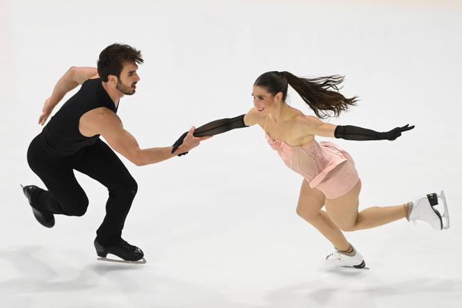 Laurence Fournier Beaudry et Guillaume Cizeron, lors de l’épreuve de danse rythmique du Grand Prix de France de patinage artistique, à Angers, le 18 octobre 2025.  