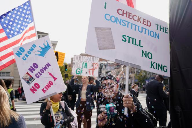 Un manifestant fait des bulles lors d’une manifestation « No Kings » à Washington, le 18 octobre 2025.
