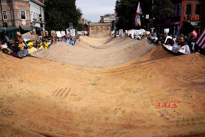 Une banderole signée, représentant la Constitution américaine lors d’un rassemblement, lors d’une manifestation « No Kings » à Washington, le 18 octobre 2025.