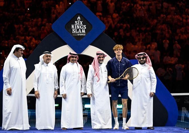 L’Italien Jannik Sinner pose avec une raquette en or après sa victoire lors du tournoi exhibition Six Kings Slam de Riyad, en Arabie saoudite, le 18 octobre 2025.