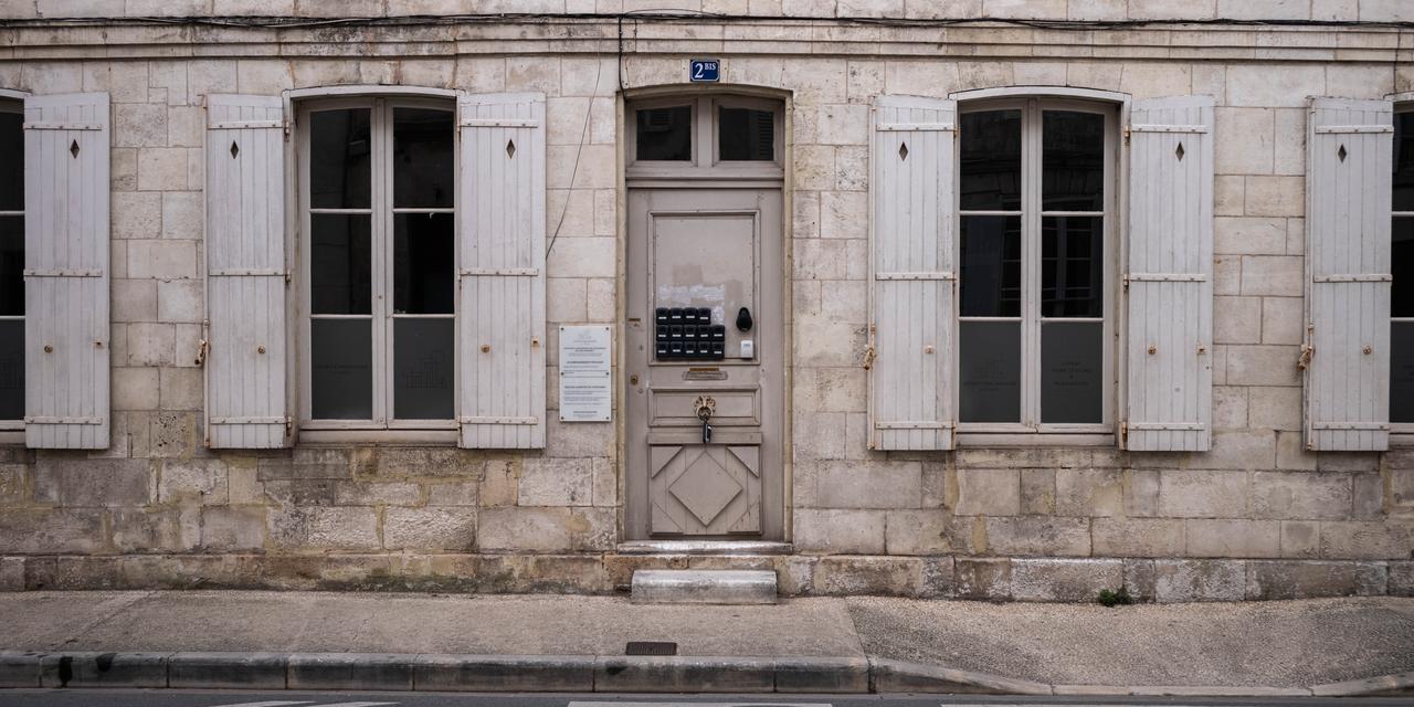 France, La Rochelle, 2025.10.03. Nombreuses boites à clef sur la porte d'une conciergerie rue Réaumur dans le centre de La Rochelle en Charente-Maritime.