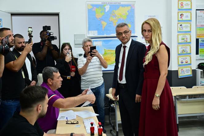 Tufan Erhurman, président du Parti turc républicain, et son épouse Nilden Bektas dans un bureau de vote de Nicosie, le 19 octobre 2025. 