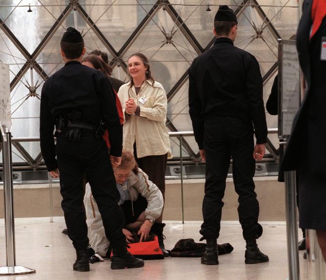 Des policiers fouillent des visiteurs à la sortie du musée du Louvre, après le vol du tableau « Le Chemin de Sèvres », de Camille Corot, le 3 mai 1998.