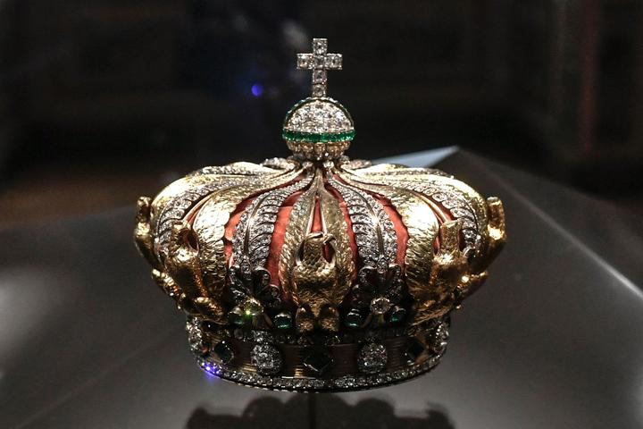 La couronne de l’impératrice Eugénie de Montijo, exposée à la galerie d’Apollon au musée du Louvre, à Paris, le 14 janvier 2020.